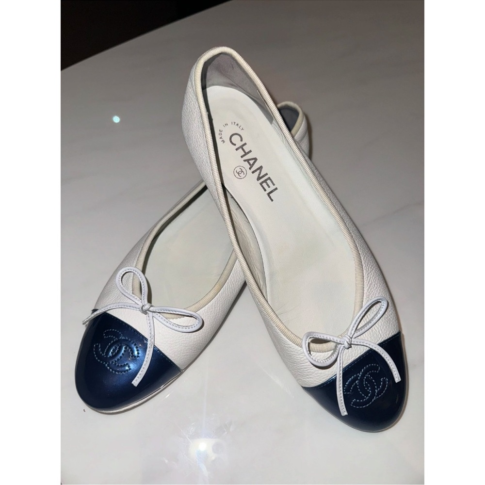 CHANEL Two-Tone White and Black Flats - Picture 4 of 11